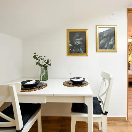 Apartment Historic Charm, Modern Comfort - In The Heart Of The Old Town *