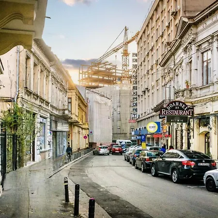 Historic Charm, Modern Comfort - In The Heart Of The Old Town *