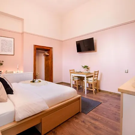 Historic Charm, Modern Comfort - In The Heart Of The Old Town *
