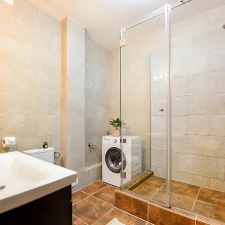 Historic Charm, Modern Comfort - In The Heart Of The Old Town