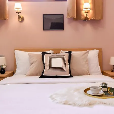 Historic Charm, Modern Comfort - In The Heart Of The Old Town Apartment *