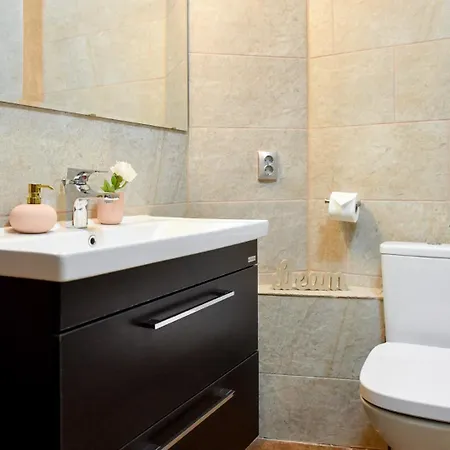 Historic Charm, Modern Comfort - In The Heart Of The Old Town Bukarest