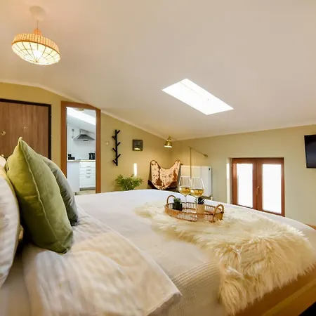 Historic Charm, Modern Comfort - In The Heart Of The Old Town Lägenhet