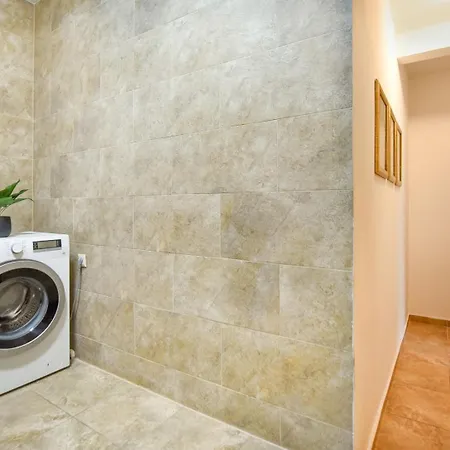 Historic Charm, Modern Comfort - In The Heart Of The Old Town