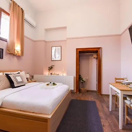 Historic Charm, Modern Comfort - In The Heart Of The Old Town *