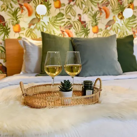 Historic Charm, Modern Comfort - In The Heart Of The Old Town Bukarest