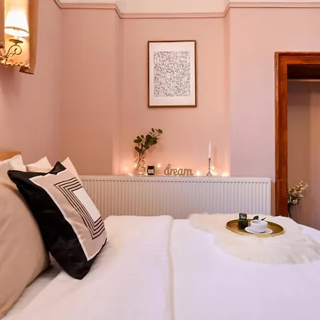 Historic Charm, Modern Comfort - In The Heart Of The Old Town