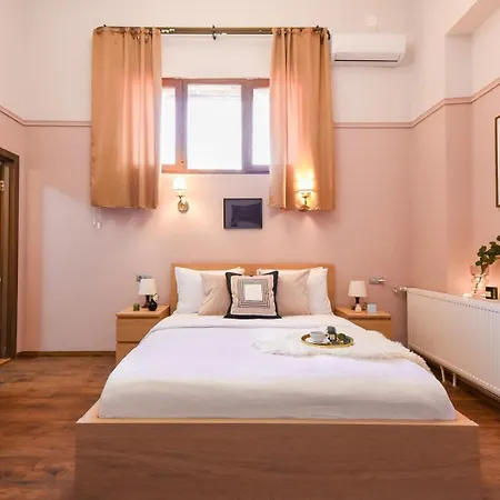 Historic Charm, Modern Comfort - In The Heart Of The Old Town *