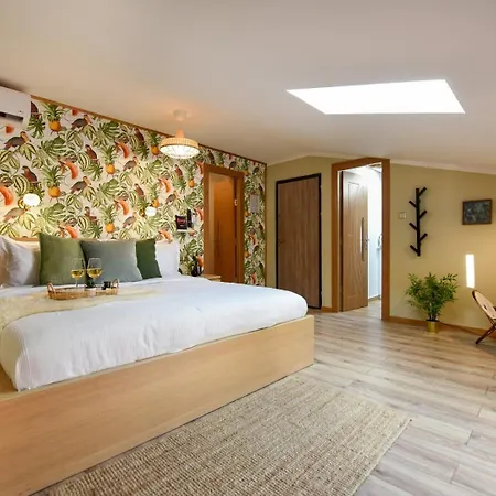 Historic Charm, Modern Comfort - In The Heart Of The Old Town Bukarest