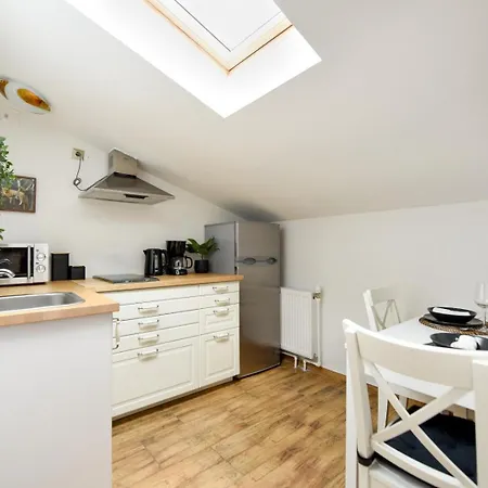 Historic Charm, Modern Comfort - In The Heart Of The Old Town Lägenhet *