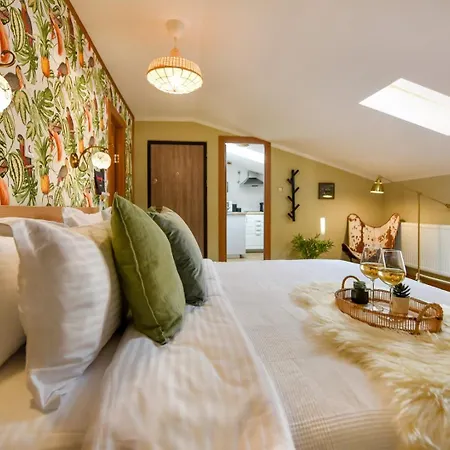 Historic Charm, Modern Comfort - In The Heart Of The Old Town Lägenhet *