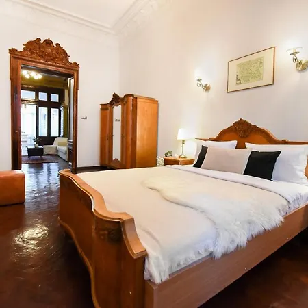 Historic Charm, Modern Comfort - In The Heart Of The Old Town Lägenhet